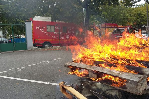 Les pompier maintiennent la pression au siège du SDIS 18.09.2018