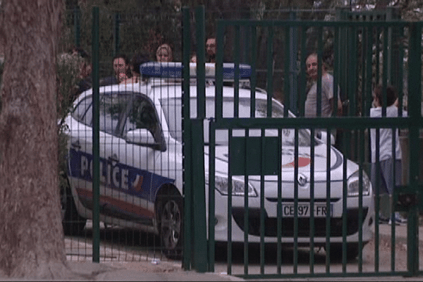 Les policiers étaient présent dans l'enceinte de l'école de la Maurelette ce matin pour faire des constatations après les dégradations de la nuit. 