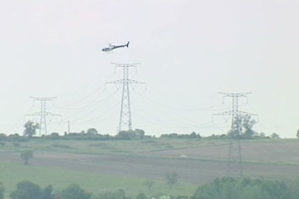 Samedi en fin de matinée, un hélicoptère est venu mesurer l'impact visuel de l'implantation d'un parc éolien à Biozat, dans l'Allier.