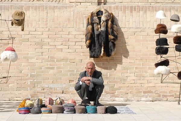 Marchand de chapeaux (Boukhara, Ouzbékistan)