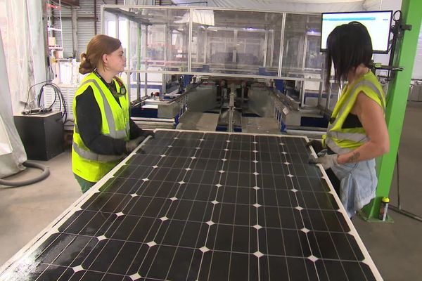 Que deviennent les panneaux photovoltaïques en fin d'utilisation ? Cette usine développe un procédé de transformation qui permet de récupérer les matériaux précieux.