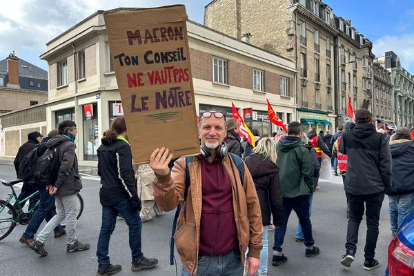 Un manifestant dans le cortège à Reims le 13 avril.