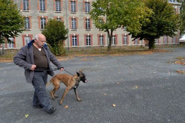 Patrick Mairet and son chien Thor, l'un des 2 bergers Malinois dressés pour détecter le cancer du sein. 