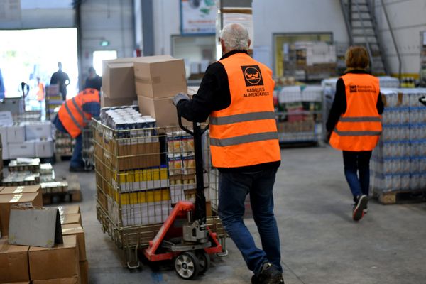 Collecte de nourriture dans une banque alimentaire