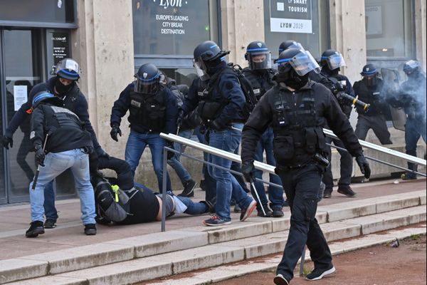 Le comité estime avoir été visé par des "intimidations" après son enquête sur des violences supposées d'un policier durant une manifestation contre les retraites à Lyon.