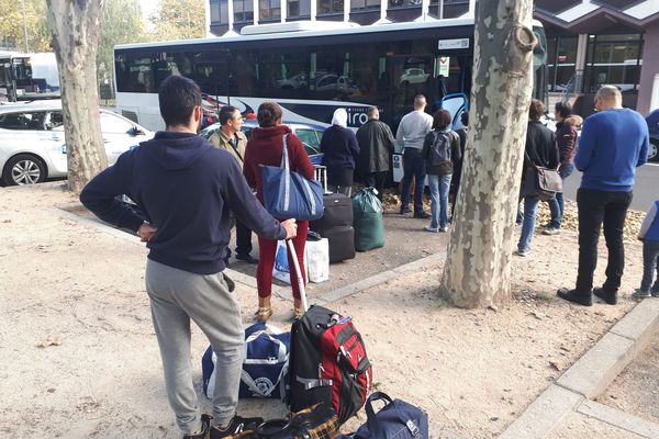 Trois bus ont été mis en place pour procéder à l'évacuation des migrants de la place du 1er mai, à Clermont-Ferrand.