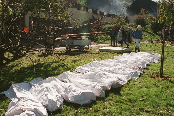 La nuit du 4 au 5 octobre 1994, 48 corps de membre de la secte du temple Solaire sont découverts dans des chalets incendiés en Suisse.