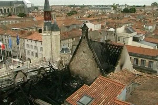 La charpente de l'Hôtel de ville a été complètement détruite par le feu.