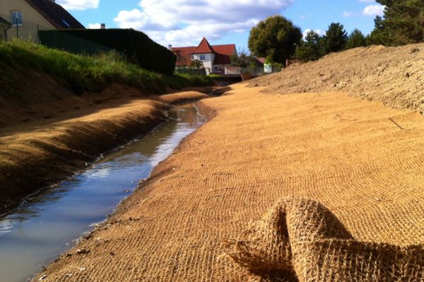 Le réaménagement de berges comprend un redimensionnement du lit de la rivière ainsi que la pose d'un géotextile en fibres de coco avant toutes les plantations prévues.