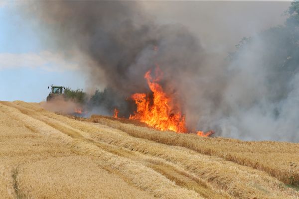 Avec la canicule, les feux de récolte se multiplient dans toute la France.