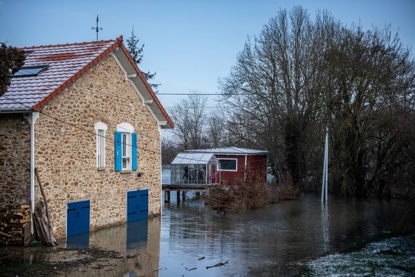 Une maison sous l'eau à Condé-Sainte-Libiaire (Seine-et-Marne) jeudi 10 février.