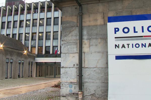 Le commissariat de police de Besançon endeuillé après la mort par suicide d'un policier réserviste.