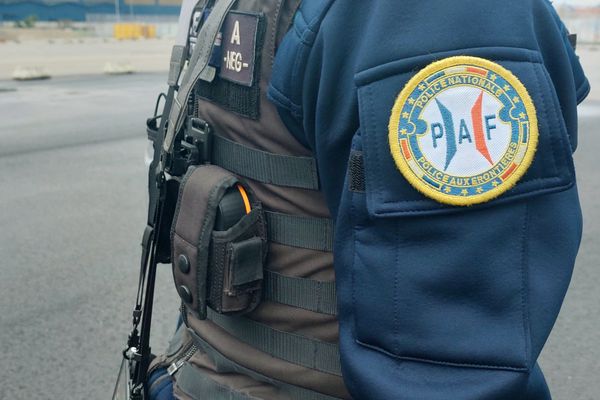 Un homme de la police aux frontières (STPAF) en opération - archives.