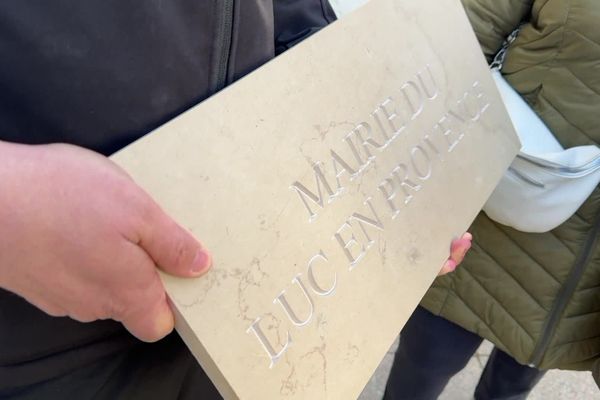 Les noms d'anciens habitants du Luc en Provence sont appoisés sur ces 250 plaques qui orneront la nouvelle place centrale.