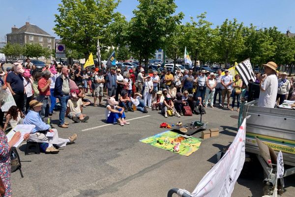 Une centaine de personne s'est retrouvée devant les grilles de la sous-préfecture de Pontivy pour dénoncer la multilication des projets de méthaniseurs en Bretagne.