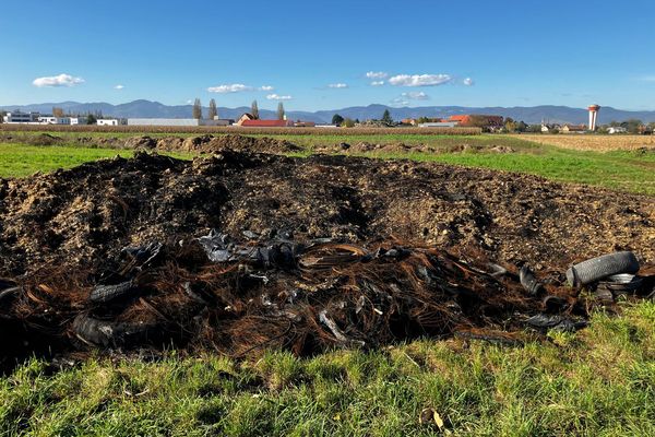 L'agriculteur doit maintenant extraire tous les déchets de pneus et de ferraille.