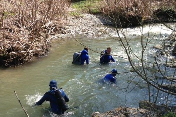 Les gendarmes de la brigade nautique d'Aix-les-Bains et de Villefranche-sur-Saône sondent la rivière du Foron. Avril 2013. 
