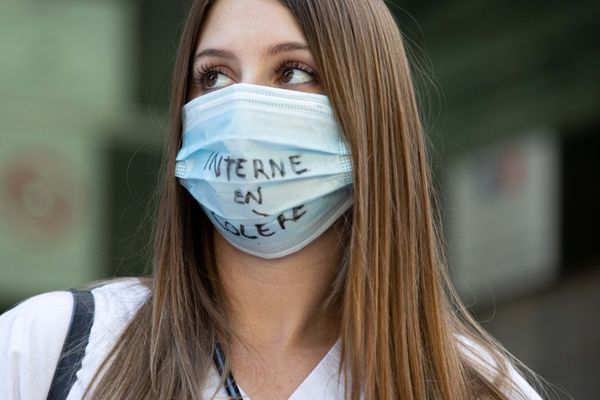 Une interne en médecine, lors d'un rassemblement devant le ministère de la Santé contre le Ségur de la santé, le 9 juillet 2020. 