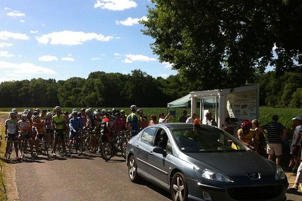 9 cyclistes chutent lors du sprint final à Martres-sur-Morge (Puy-de-Dôme) : 7 personnes hospitalisées. 