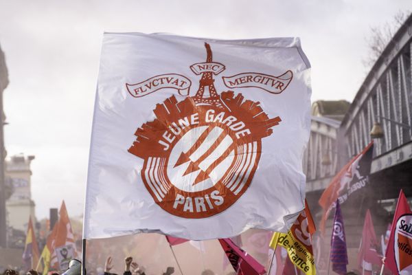 Un drapeau de la Jeune Garde antifasciste à Paris le 5 décembre 2021 lors d'une manifestation contre l'extrême droite.