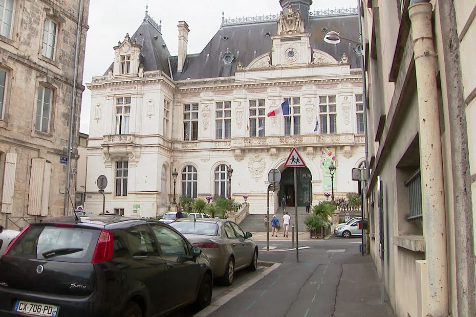 The mayor of Niort does not want any more demonstrators under his windows