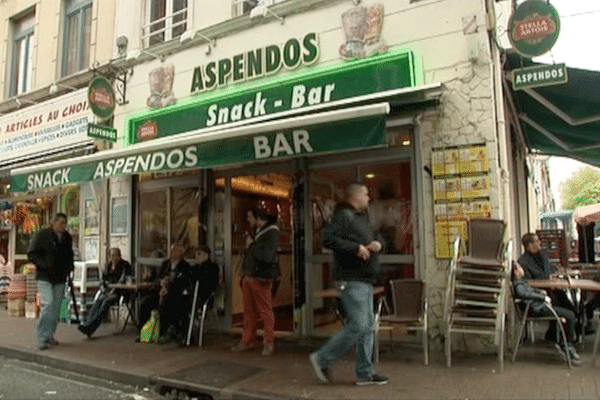 Ce dimanche matin, les vitres du snack-bar ont été bâchées avec du plastique translucide