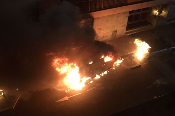 Un incendie a brûlé 14 véhicules rue Lantiez, dimanche 24 février.