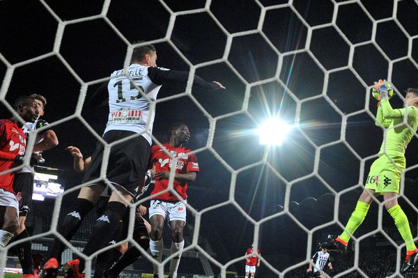 La dernière rencontre en championnat entre Amiens et Angers s'était soldée par une défaite picarde 1 but à 0 (ici de gauche à droite Dibassy, Capelle, Adenon et Butelle à Raymond-Kopa, le 29 janvier 2018)