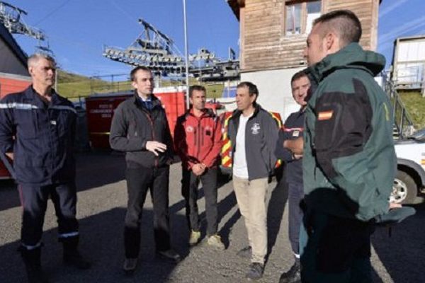  Samuel Bouju, sous-préfet d'Oloron Sainte-Marie (Pyrénées-Atlantiques) en discussion à Arette (Béarn) avec les secouristes français et espagnols