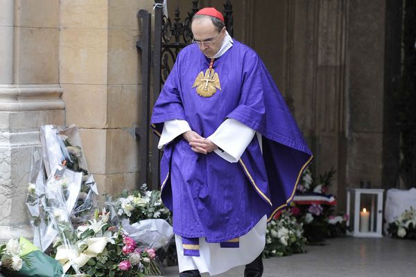 Mg Barbarin à la sortie de la messe en hommage à Caroline Prenat ,l'une des victimes lyonnaises de la tuerie du Bataclan 