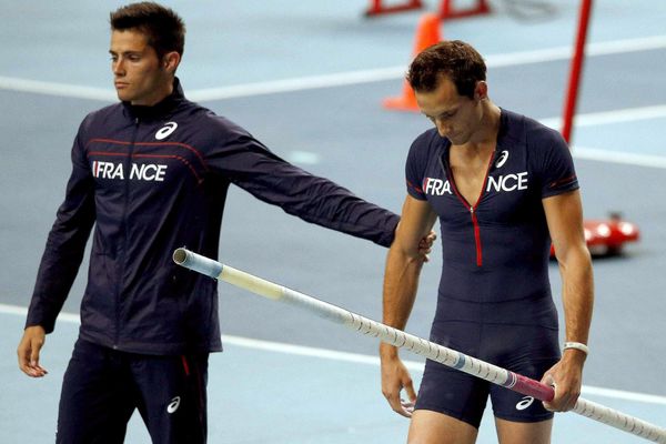 Visages graves pour Valentin et Renaud Lavillenie pendant la finale du saut à la perche