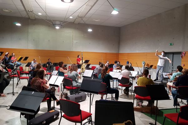 Masqués et à bonne distance, les musiciens de l'OUP sont accueillis dans la salle de répétition de l'Harmonie Saint-Pierre, à Amiens. Ici, Luc Bonnaillie dirige l'orchestre. 