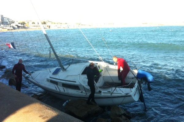 Un bateau s'est échoué à la Pointe Rouge à Marseille en raison du vent violent.