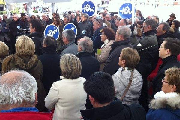 Les Ailes pour l'ouest a rassemblé 150 personnes devant la préfecture de Nantes pour dire : "stop à aux menaces, aux pillages et aux exactions".