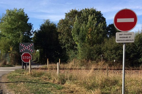 Le passage à niveau d'Aiffres (79) où s'est produit l'accident entre une voiture et un TER.