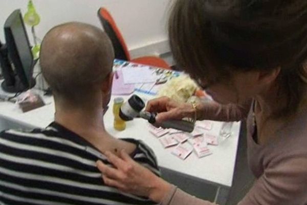 Un patient en consultation ce matin avec un dermatologue, à l'occasion de la matinée santé pour tous.