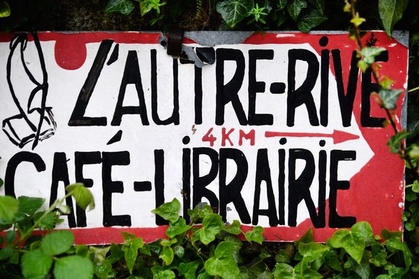 L'Autre Rive, café-librairie situé à Berrien