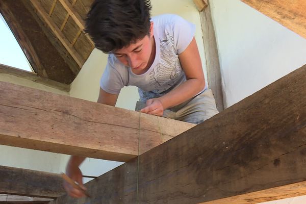 Aprile est stagiaire à l'Epi de bois à Monségur