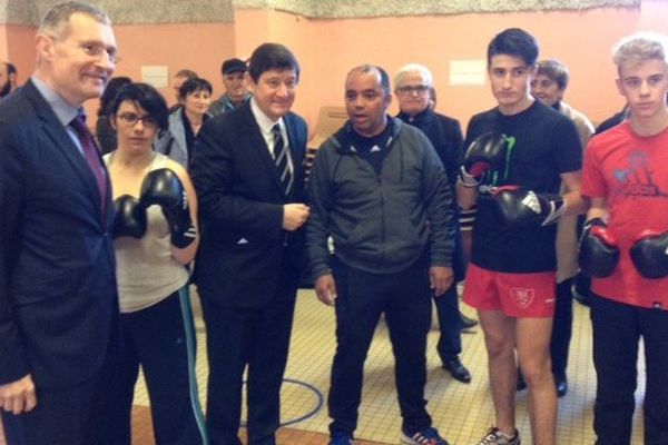 Le ministre Patrick Kanner avec le sénateur maire d'Auch Franck Montaugé, entourés de jeunes du quartier du Grand Garros