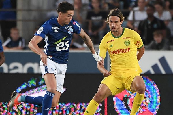 Le milieu de terrain Jonas Martin fait face à son homologue nantais, le Slovène Rene Krhin, samedi 1er septembre à la Meinau.