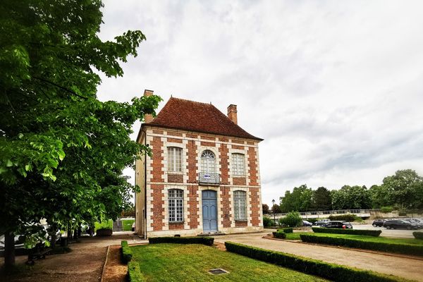 La maison des Arquebusiers, édifice du XVIIIe siècle, est à l'abandon depuis 2017. Il était jusqu'alors propriété d'Etat.