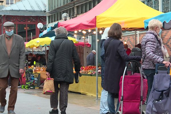 Autour du marché des Halles à Dijon ce vendredi 23 octobre à quelques heures du couvre-feu.