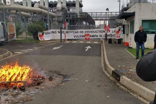 La centrale électrique est à l'arrêt depuis 6h, ce jeudi.