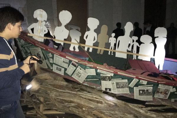 "Bois Flottés", une exposition qui se découvre à la lampe torche, pour mieux ressentir les affres des périples des migrants !