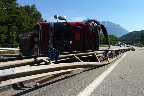 Un camion transportant du sodium s'est couché sur l'A 43