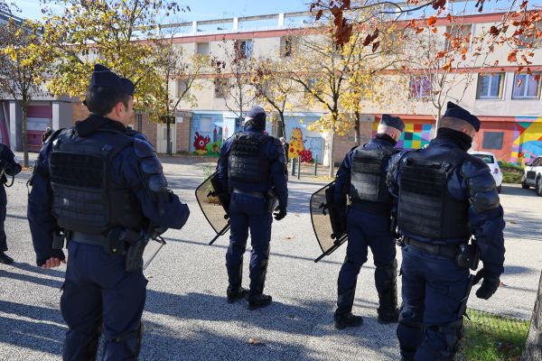 Après les tensions de la nuit dans le quartier de la Monnaie avec extrême droite à Romans-sur-Isère, les CRS surveillent - archives 26/11/23