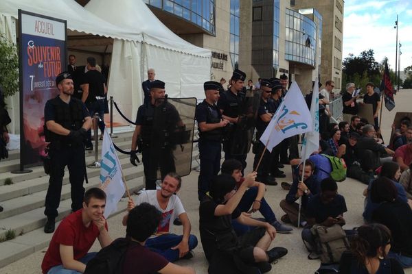 La 7e université d'été du Medef à Dijon a été perturbée par une contre-manifestation organisée par un collectif d'étudiants, d'enseignants, de salariés, chômeurs et retraités mardi 5 septembre 2017