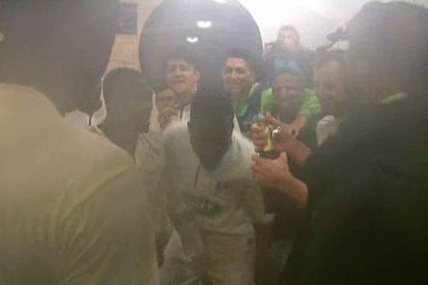 Grand moment de joie dans les vestiaires d'Yzeure après la victoire du petit club de l'Allier face aux club breton de Ligue 1.