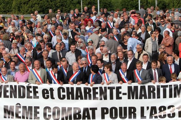 Manifestation d'élus et en faveur de l'A831 en juin 2013.