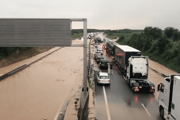 L'autoroute A36, paralysée ce lundi soir.